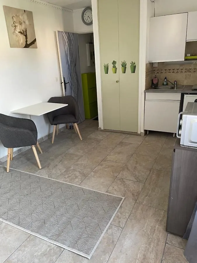 Appartement studio climatisé proche port et plages La Londe-les-Maures