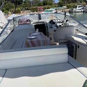 Bateau-hôtel Insolite Sur Un Bateau à Quai